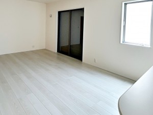 居間 沢山の光が差し込む明るいリビングは、開放的で心地よい空間です。自然と家族が集まり幸せな時間が流れます。