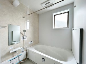 風呂 【浴室】 防水性や保温性に優れたシステムバスルーム!洗い場と脱衣所の段差が少なくバリアフリー