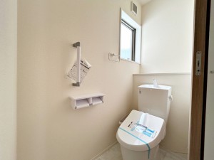 その他画像 【トイレ】 2ヶ所にシャワー機能付トイレを設置しており、忙しい朝の混雑も解消!