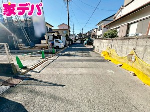 外観 前面約5.3m幅の道路に面しており、通行や駐車の際に余裕がある広さです。運転が苦手な方でもラクラク!