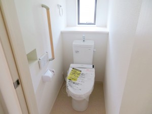 その他画像 【施工例】多機能な温水洗浄便座付きでお掃除がしやすい、清潔なトイレです