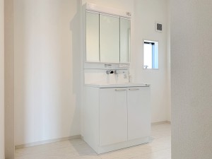 その他画像 【施工例】洗髪・洗面・化粧などができる機能と収納スペースを一体化した洗面台です。