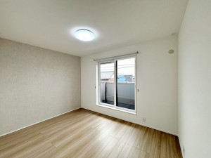 寝室 【洋室約6.5帖】 バルコニーに続く大きな窓があり、洗濯物やお布団などをそのまま部屋に取り込むことができます。