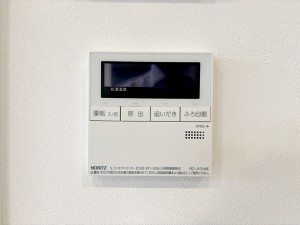 キッチン 給湯機は浴室と台所にリモコンがあり、どちらからでも操作可能。呼出機能もついて便利