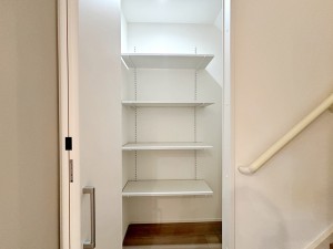 その他画像 デッドスペースも有効活用!階段下に生活用品のストックを保管できます