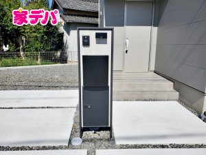 外観 玄関前には一体型で場所を取らない、お洒落なカメラ付インターホン・ポストがあり表札も付けることが可能