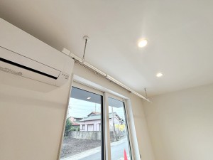 居間 LDKには雨の日でも洗濯干しができる室内物干しを設置!