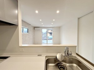 居間 キッチン目線で撮影。キッチンから料理をしながらリビングの家族の様子が確認できます!