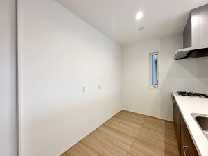 キッチン 小窓が付いており、明るく換気もできるスペース