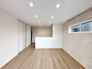 居間 【リビング約14.5帖】 LDKは縦に一直線。リビングには南側からの日の光がたくさん入ります。