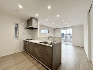 キッチン 【キッチン】 リビングで遊んでいるお子様を見ながらお料理ができ、子育て中のパパママにも安心の設計です!