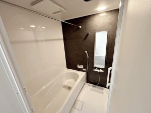 風呂 【浴室】 浴室は1坪タイプで親子一緒に入浴しても広くご利用できます!ステップ付きの浴槽は節水効果も。