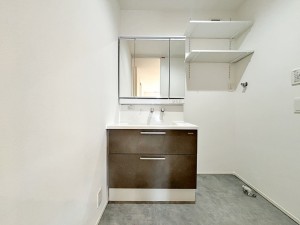 その他画像 【洗面台】 洗面台の三面鏡の裏には収納があるので、見られたくないものの収納に便利