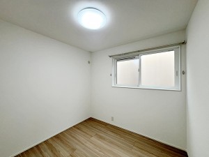 その他画像 【洋室約4.5帖】 腰窓で机や家具の配置がしやすい洋室約4.5帖。子供部屋や書斎にもオススメです!