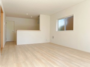 居間 【施工例】温かみのあるナチュラルテイストのLDK。ダイニングセットを置いてもゆとりがあります!