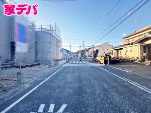 外観 前面は車通りの少ない道路。お車の出し入れが苦手な方も安心ですね。