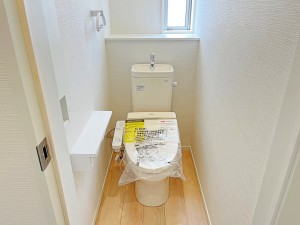 その他画像 【施工例】多機能な温水洗浄便座付きでお掃除がしやすい、清潔なトイレです