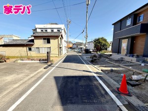 外観 前面道路は見通しが良く、車の移動もスムーズに行えます。