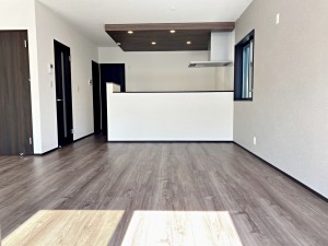 居間 【施工例】温かみのあるナチュラルテイストのLDK。ダイニングセットを置いてもゆとりがあります!