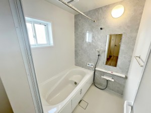 風呂 【施工例】防水性や保温性に優れたシステムバスルーム!洗い場と脱衣所の段差が少なくバリアフリー