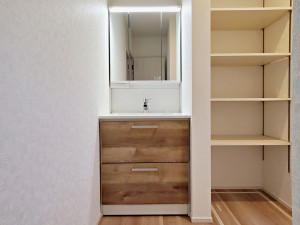 その他画像 【施工例】収納力と機能性に優れた洗面台で、朝の忙しい時間でも身支度準備がスムーズにできます。