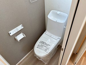 その他画像 【施工例】多機能な温水洗浄便座付きでお掃除がしやすい、清潔なトイレです