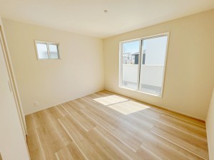 寝室 【施工例】南向きならではの恵まれた採光・通風。明るいお部屋は開放感がありますね。