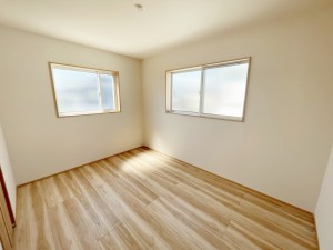 子供部屋 【施工例】二面採光のため明るく風通し良好!全居室ペアガラスで断熱性・遮熱性があり結露が激減!