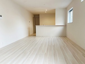 居間 【施工例】のんびりくつろぐソファや、お食事を楽しむダイニングセットを置いても圧迫感はありません。