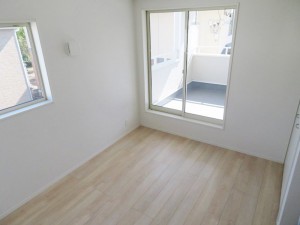 寝室 【施工例】主寝室です。二面採光で明るく、風通しも良好です。ご夫婦のくつろぎの場所として最適です!