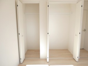 その他画像 【施工例】パイプハンガー付きのクローゼットは服を畳まず収納でき大切な衣類をシワや日焼けから守ります