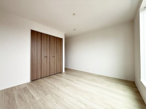 寝室 【洋室7.5帖】 キングサイズのベッドも置ける7.5帖のゆとりある主寝室。光も取り入れやすく明るい空間になっています。