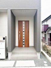 玄関 【玄関】 玄関が深い位置にあるので雨に濡れることなく身支度ができます