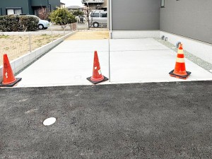 その他画像 駐車スペースは2台分を確保!並列駐車が可能で車の出し入れもしやすく、運転の苦手な方にも安心です