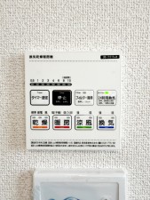 その他画像 入浴後の水滴や湿気を排出し、カビの発生や臭いを抑制する換気乾燥暖房機。雨の日の洗濯物にも効果的