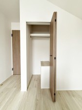 その他画像 パイプハンガー付きのクローゼットは服を畳まず収納でき大切な衣類をシワや日焼けから守ります。