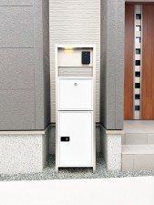外観 不在時でも荷物が受け取れる『宅配ボックス』付きのインターホン・ポスト。対面なしで受け取れるので、防犯対策にもなります。