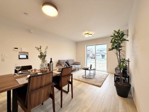 居間 大きな窓のあるリビングは、陽光あふれる明るい空間です。居心地良く、ご家族皆がゆったり寛げる憩いの空間となりそうです