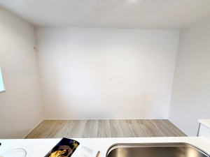 キッチン キッチン裏は冷蔵庫や食器棚を置くのに十分なスペースを確保。