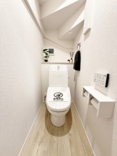 その他画像 【1階トイレ】 各フロア1カ所ずつシャワー機能付トイレを設置しており、忙しい朝の混雑も解消!
