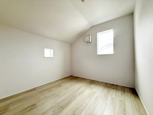 その他画像 【洋室5.0帖】 2面採光で、晴れの日の日中はいつも明るい室内に。窓を開放すれば気持ちの良い風が入ります。