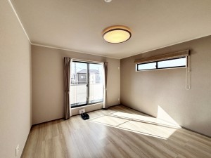 寝室 【洋室8帖】 主寝室には衣類収納やタンスを置く事もできるWIC付き!室内を広々と使えますね。