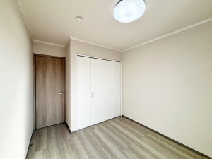 その他画像 【洋室5.2帖】 全居室にクローゼットを完備し、収納スペースも十分です。