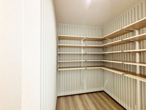 内装 食品や飲料のほか、日常使う頻度の少ない調理器具や食品類をストックできる広々パントリー!