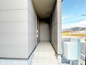 玄関 玄関が深い位置にあるので雨に濡れることなく身支度ができます
