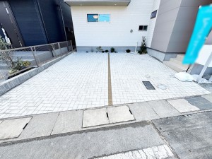 その他画像 駐車スペースは2台分を確保!並列駐車が可能で車の出し入れもしやすく、運転の苦手な方にも安心です。