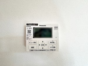 その他画像 【オートバス】 リビングに設置されていますので、浴室まで行かずにお湯張りや追い炊きが可能です。