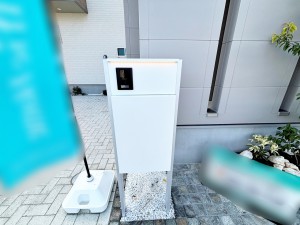 外観 玄関前には一体型で場所を取らない、お洒落なカメラ付インターホン・ポストがあり表札も付けることが可能。