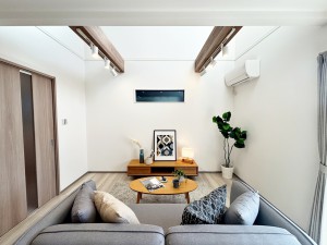 居間 沢山の光が差し込む明るいリビングは、開放的で心地よい空間です。自然と家族が集まり幸せな時間が流れます。