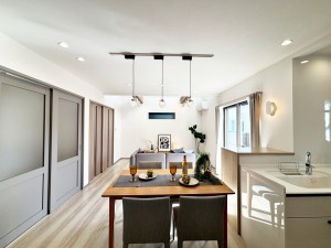 居間 奥行きのあるLDKなので、それぞれの過ごし方ができます。リビング、ダイニング、和室で、それぞれ別のことをしながらでも、時々会話も楽しめます。